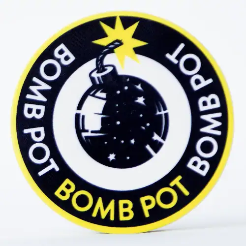 Knapp, button "BOMB POT" av keramikk.