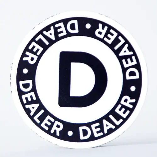Knapp, button "Dealer" av keramikk.