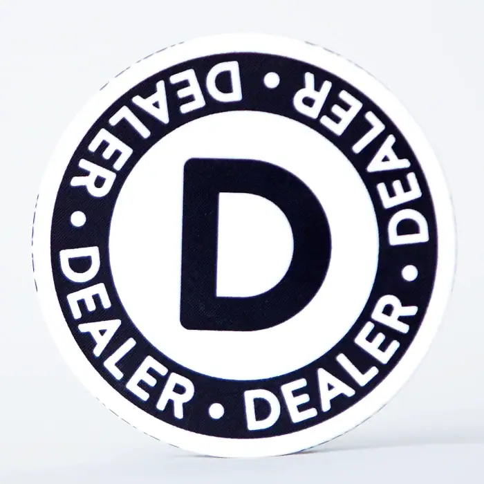 Knapp, button "Dealer" av keramikk.