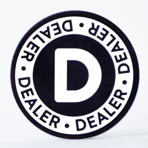 Knapp, button "Dealer" av keramikk.
