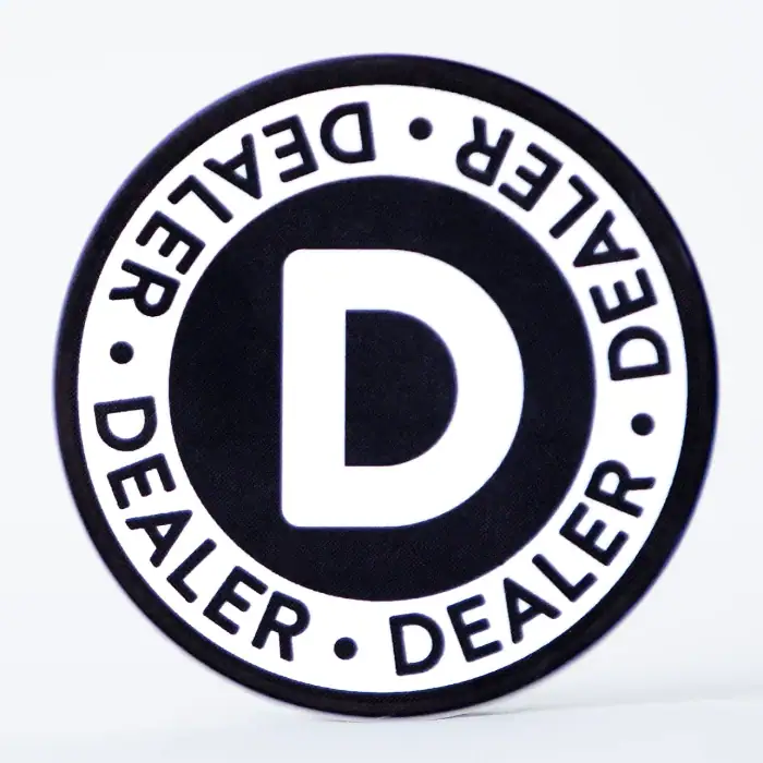 Knapp, button "Dealer" av keramikk.