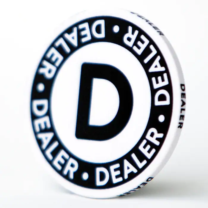 Knapp, button "Dealer" av keramikk.