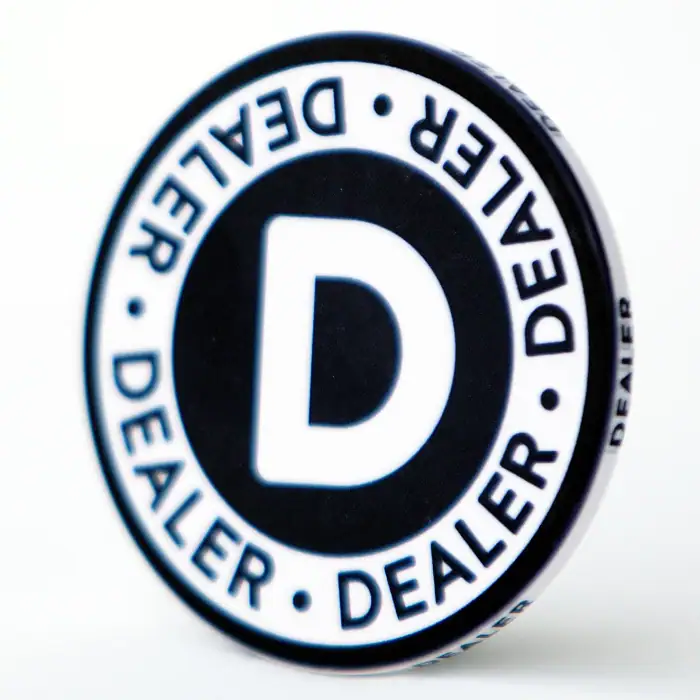 Knapp, button "Dealer" av keramikk.