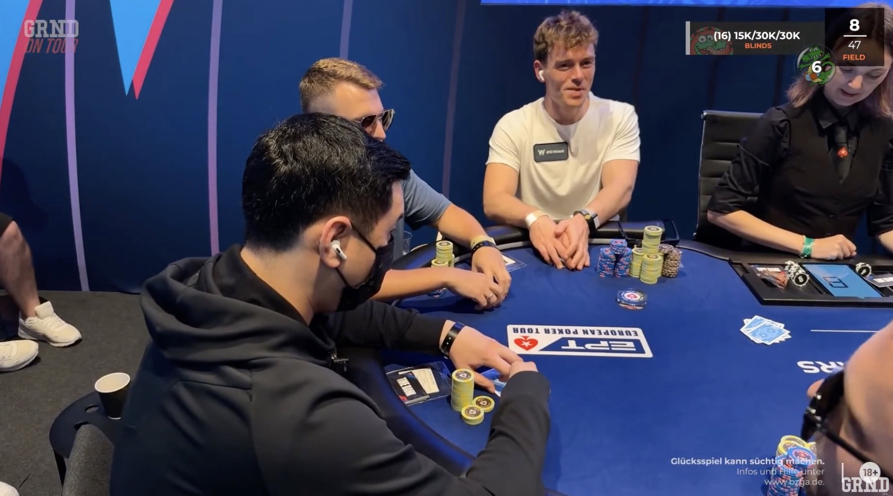 Espen Uhlen Jørstad (i lys t-skjorte) i € 100k EPT Super High Roller i Barcelona