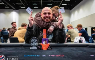 Tittelforsvarer Christian Arstad får en klem av kona Maylén i poker-NM 2024.