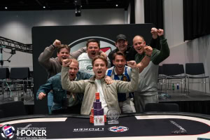 Jesper Kongerød Fehn med venner og fans etter at han vant U25 i poker-NM 2025 på Gardermoen.