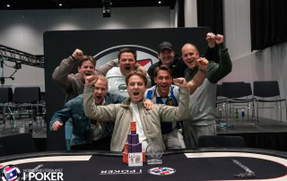 Jesper Kongerød Fehn med venner og fans etter at han vant U25 i poker-NM 2025 på Gardermoen.