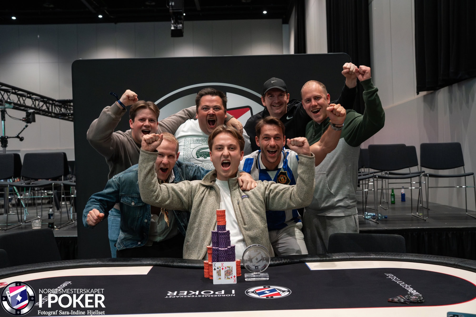 Jesper Kongerød Fehn med venner og fans etter at han vant U25 i poker-NM 2025 på Gardermoen.