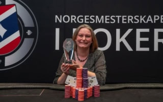 Leika Knudsen etter seieren i nybegynnerturneringen i poker-NM 2025.
