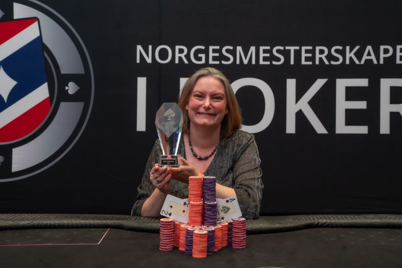 Leika Knudsen etter seieren i nybegynnerturneringen i poker-NM 2025.