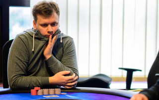 Sander Østlyngen vant gullarmbånd i WSOP Online noen måneder etter dette bildet i poker-NM ble tatt.