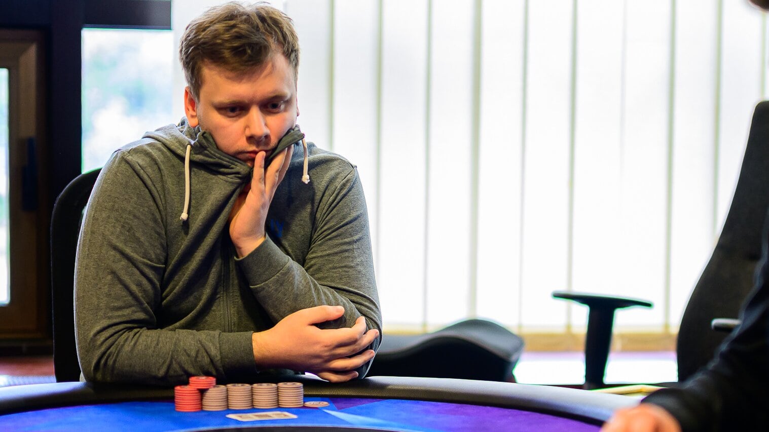 Sander Østlyngen vant gullarmbånd i WSOP Online noen måneder etter dette bildet i poker-NM ble tatt.