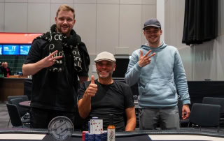 Arnfinn Revelsby (sittende) med Eirik Leithe og Sondre Wik Leithe etter at de ble topp tre i Deepstack i poker-NM 2025 på Gardermoen.