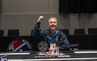 Joakim Brox etter seieren i Main Event i poker-NM 2025 på Gardermoen.