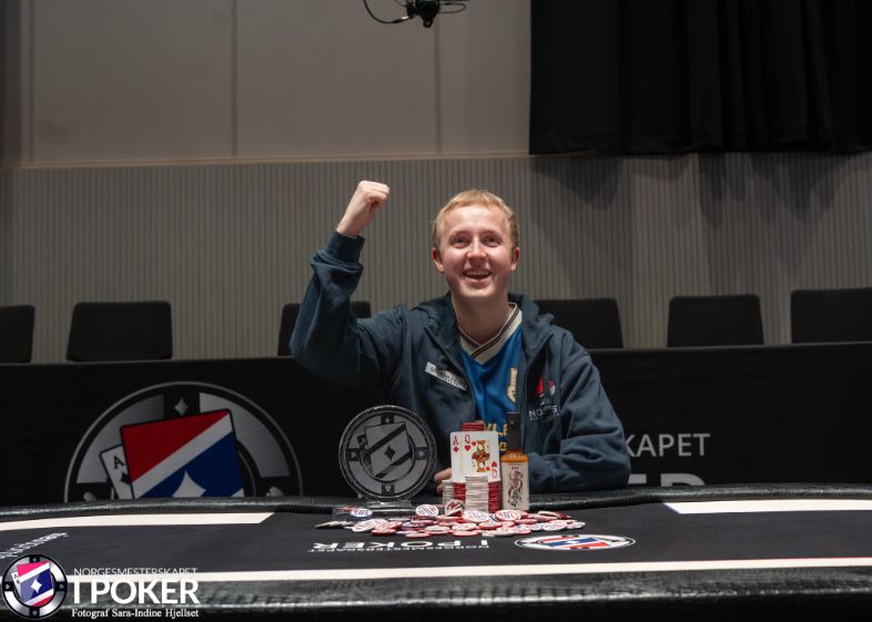 Joakim Brox etter seieren i Main Event i poker-NM 2025 på Gardermoen.