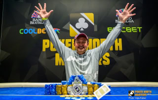 Kent Røed, på bildet etter at han vant Main Event i 2025, er tittelforsvarer i Main Event i Poker North Masters 2026.