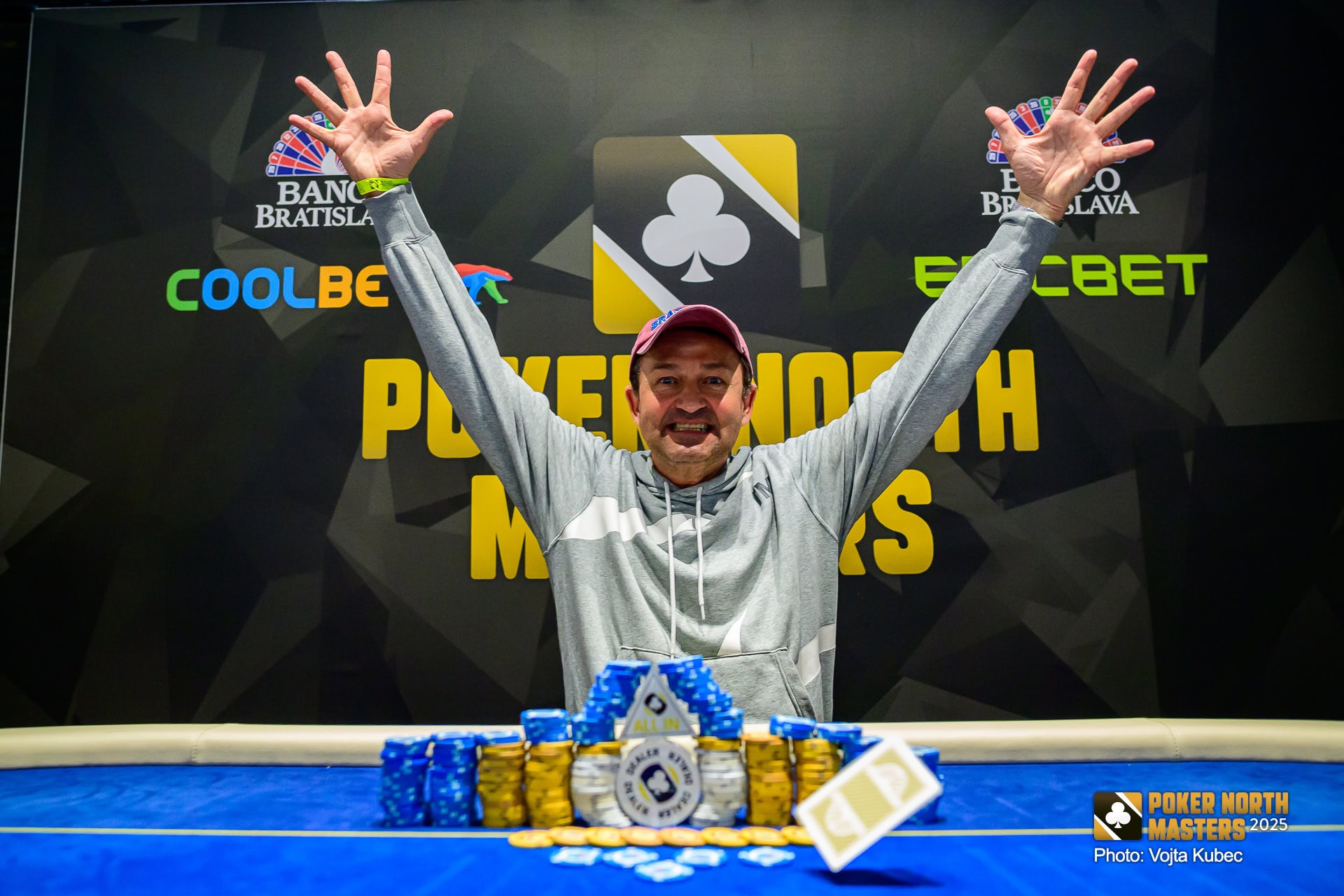 Kent Røed, på bildet etter at han vant Main Event i 2025, er tittelforsvarer i Main Event i Poker North Masters 2026.