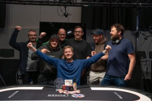 Niklas Grønhovd som vinner av PLO i poker-NM 2025 på Gardermoen.