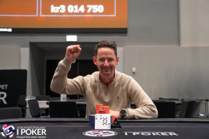 Øystein Bakke som vinner av Mystery Bounty i poker-NM 2025 på Gardermoen.