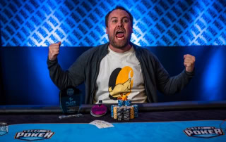 Alexander Aaneland fotografert etter seier i 6-Game Highroller i EMPC 2025.