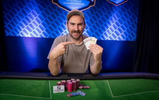 Tobias Jelsa Leknes vant i EMPC og viser frem vinnerhånda.