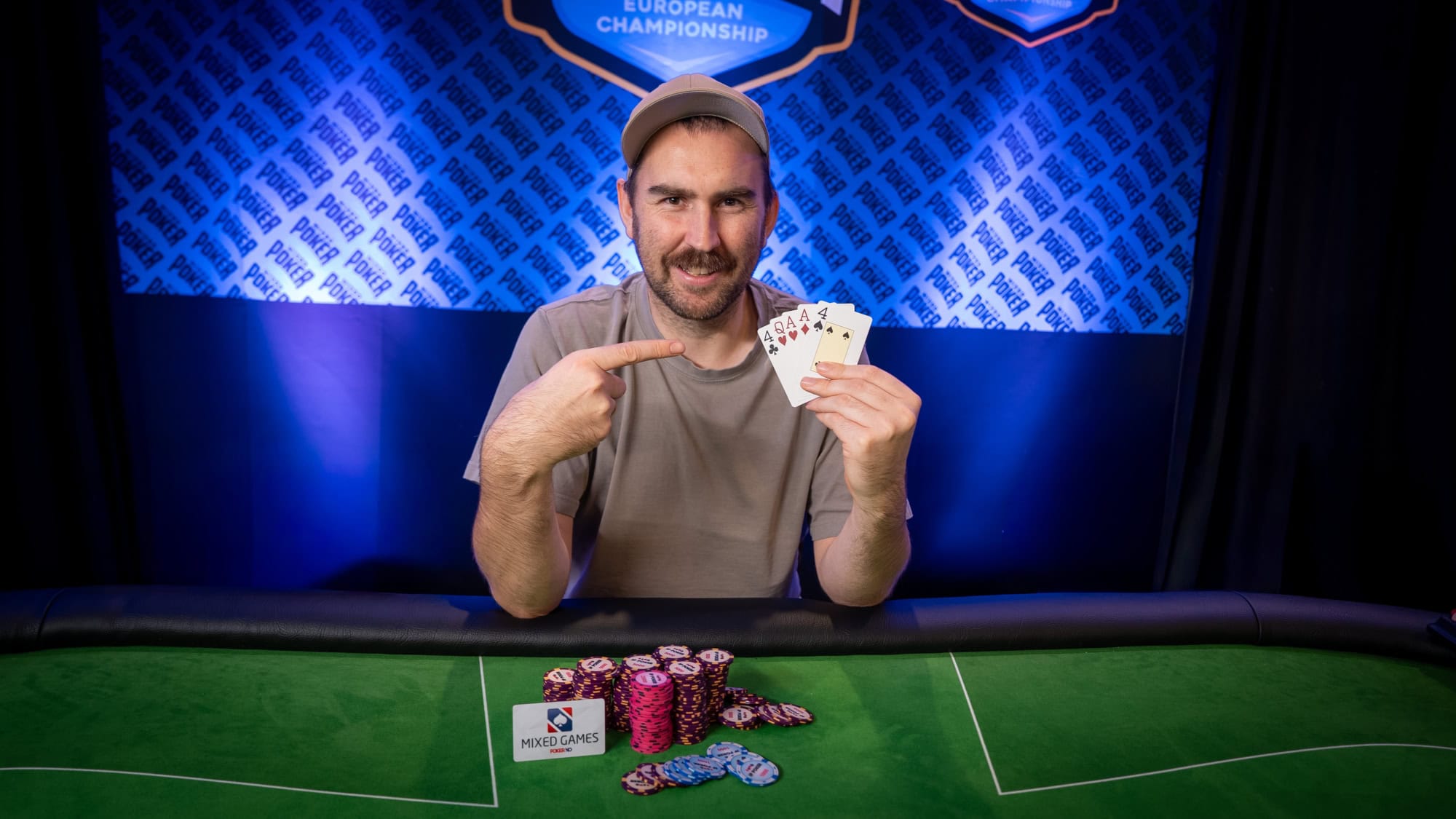 Tobias Jelsa Leknes vant i EMPC og viser frem vinnerhånda.