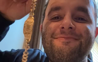 Kayhan Mokri med gullarmbåndet fra WSOP etter å ha vunnet $250k Triton Invitational på Bahamas.