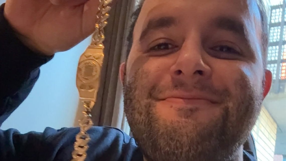 Kayhan Mokri med gullarmbåndet fra WSOP etter å ha vunnet $250k Triton Invitational på Bahamas.