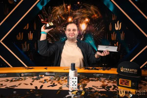 Kayhan Mokri med vinnertroféet i Triton Invitational.