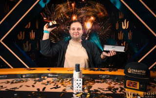 Kayhan Mokri med vinnertroféet i Triton Invitational.