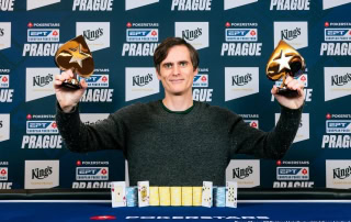 Mixed-stjernen Thor William Morstøl med de to troféene han vant i EPT Praha.