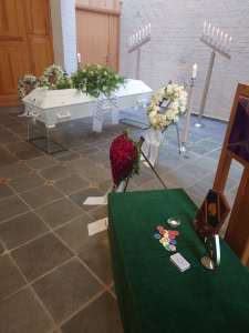 Pokereffekter ved Andreas Høivolds båre i Oddernes kirke i Kristiansand. 