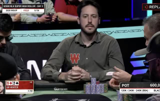 Profesjonell pokerspiller i aksjon under high stakes turnering.